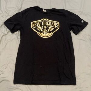 Sz L black short sleeve Pelicans T-shirt